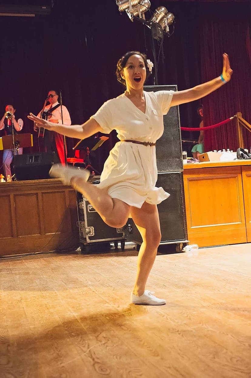Stina Dallons kicking up her heel in front of a live band