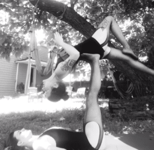 Acroyoga ukulele